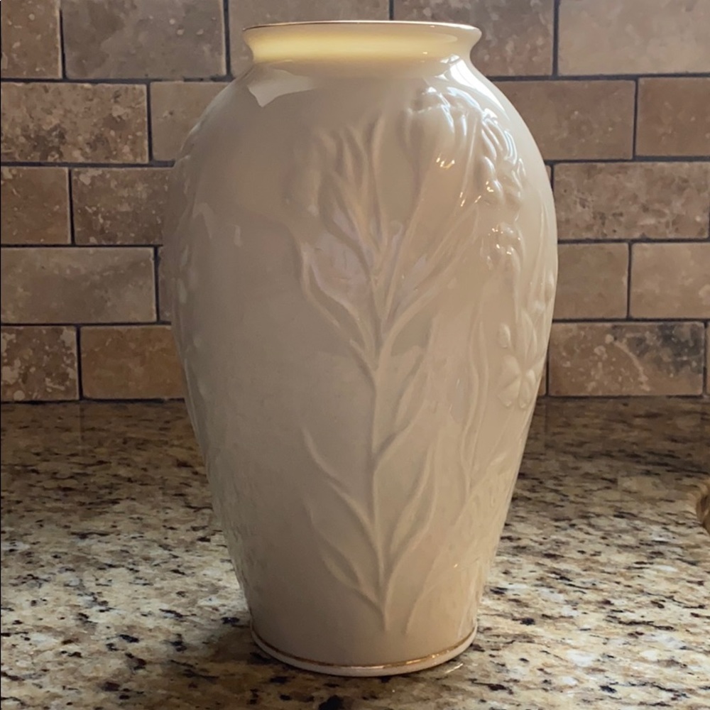 Beautiful Lenox vase with box. 8.5 inches tall.